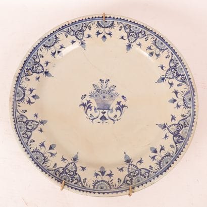 LARGE PLAT IN ENAMELLED CASEWARE, 18th century
Northern...