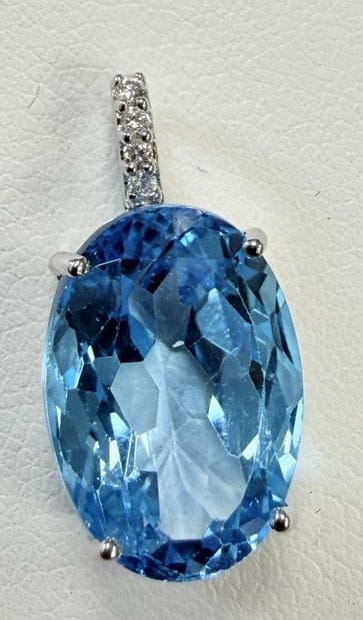 WHITE GOLD PENDANT SET WITH A TOPAZ AND DIAMONDS...