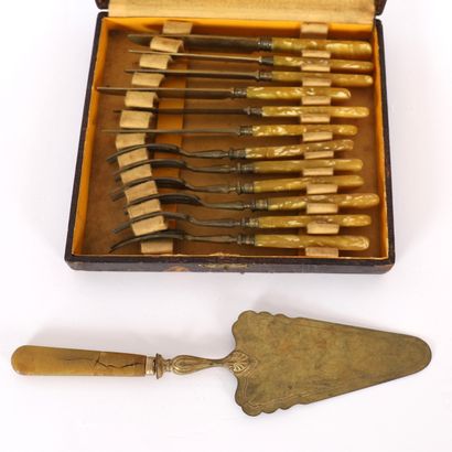 VERMEIL DESSERT SET.
Includes 6 knives and...