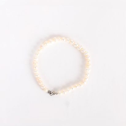 PEARL NECKLACE, BRACELET, AND EARRING SET.
Cultured...