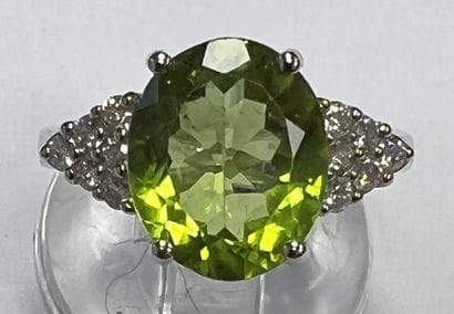WHITE GOLD RING SET WITH A PERIDOT AND DIAMONDS
750°/...