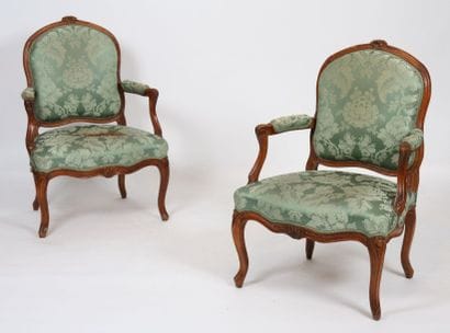 PAIRE DE FAUTEUILS A DOSSIERS PLATS LOUIS...