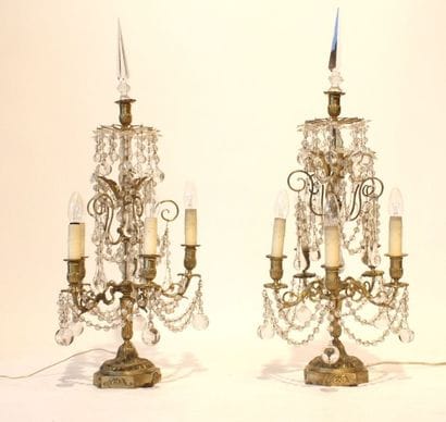 PAIRE DE GIRANDOLES DE STYLE LOUIS XVI

En...