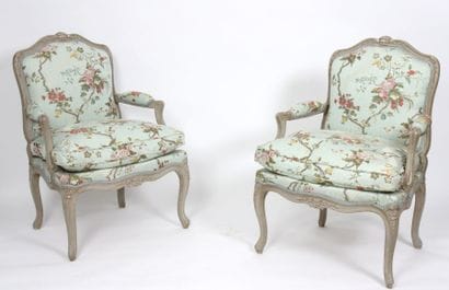 PAIRE DE FAUTEUIS A DOSSIERS PLATS 

En bois...