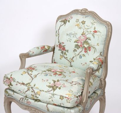 PAIRE DE FAUTEUIS A DOSSIERS PLATS 

En bois...