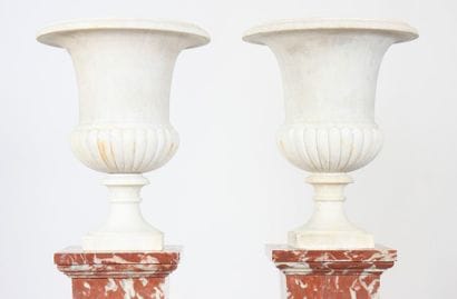 PAIRE DE VASES MEDICIS EN MARBRE

Reposant...