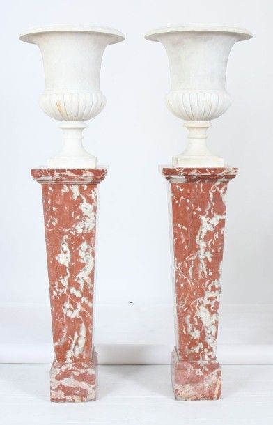 PAIRE DE VASES MEDICIS EN MARBRE

Reposant...