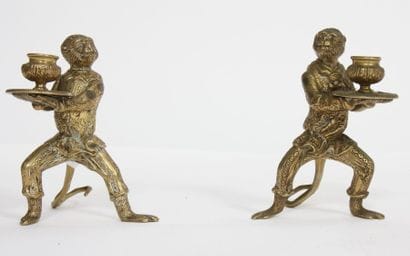 PAIRE DE BOUGEOIRS AUX SINGES

En bronze...