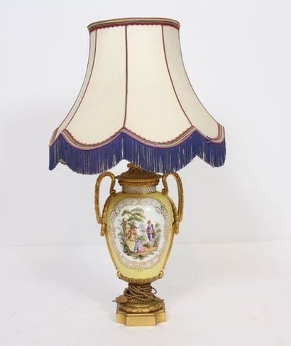 LAMPE EN PORCELAINE A MONTURE EN BRONZE DORE

En...