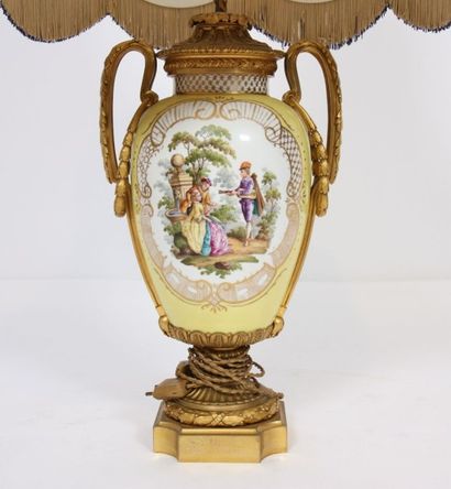 LAMPE EN PORCELAINE A MONTURE EN BRONZE DORE

En...