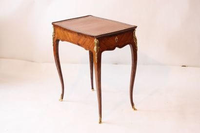 TABLE DE SALON LOUIS XV 

Elégante table...