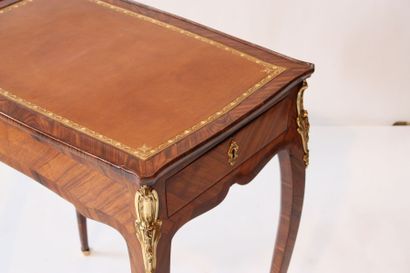 TABLE DE SALON LOUIS XV 

Elégante table...
