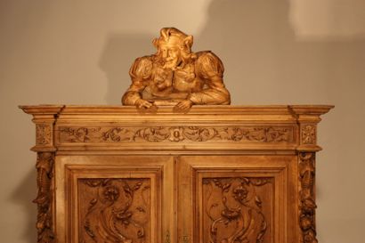CREDENCE NEO-TROUBADOUR 

Noyer sculpté Décor...