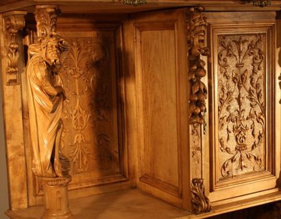 CREDENCE NEO-TROUBADOUR 

Noyer sculpté Décor...