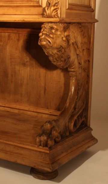 CREDENCE NEO-TROUBADOUR 

Noyer sculpté Décor...