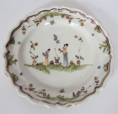 Plat rond en faïence de grand feu 

à décor...