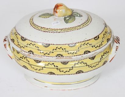 Soupière ovale et son couvercle à décor de...