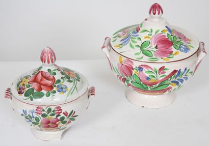 Deux soupières et leurs couvercles à décor...
