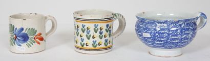 Trois tasses en faïence de grand feu 

à...