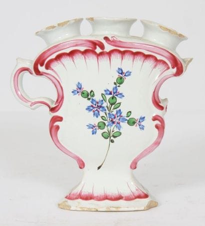 Une tulipière en éventail 

décor floral...