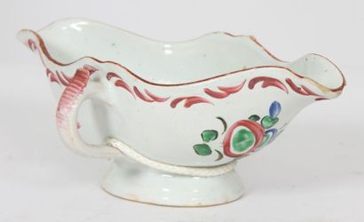 Saucière à décor floral en polychromie de...