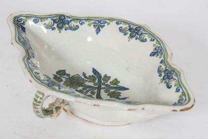 Saucière ovale à décor floral en camaïeu...