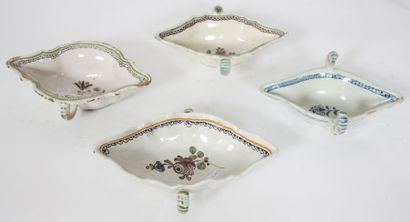 Quatre saucières ovales décor floral 

en...