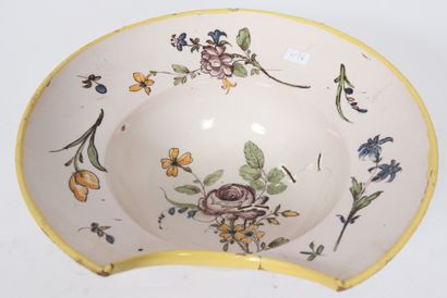 Plat à barbe à décor floral en polychromie...