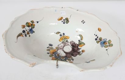 Plat à barbe ovale , décor floral en polychromie...