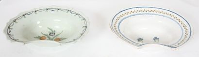 Deux plats à barbe ovales, décor floral en...