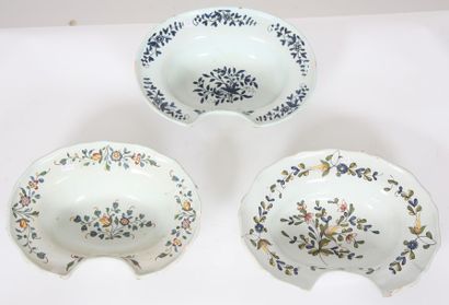 Trois plats à barbe, décor floral en polychromie...