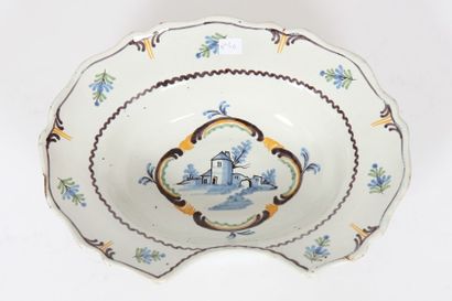 Un plat à barbe ovale, décor de château en...