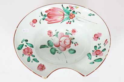 Un plat à barbe ovale à décor floral en polychromie...