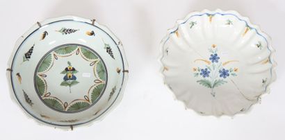 Deux saladiers à décor de fleurs en polychromie...