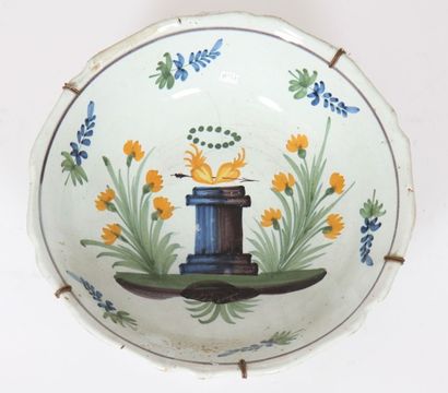 Saladier à décor de stèle surmontée de deux...