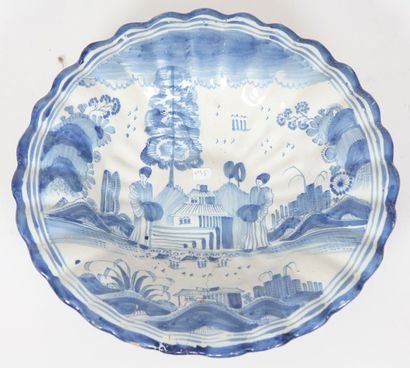 Un plat circulaire godronné

à décor en plein...
