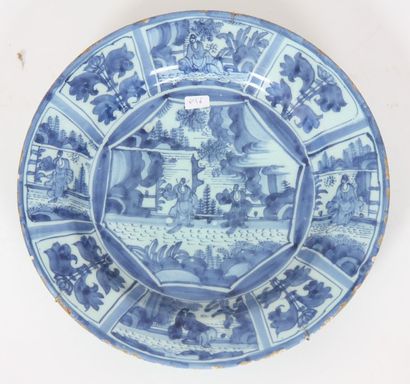 Un plat rond à décor en plein en camaîeu...