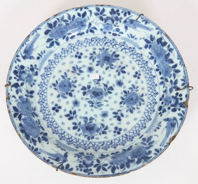 Un plat rond, décor en plein en camaïeu de...