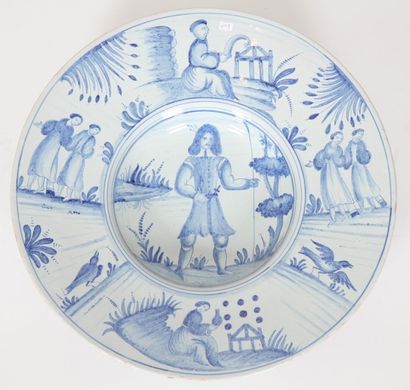 Grand plat de forme tondino 

à décor en...