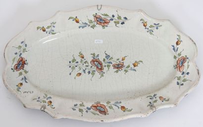 Grand plat ovale 

Décor de fleurs en polychromie...