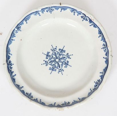 Plat circulaire en camaïeu de bleu à décor...