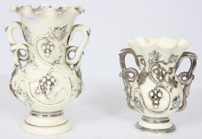 Deux vases de forme balustre 

en faïence...