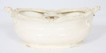 Une base de huillier en faïence fine blanche

de...