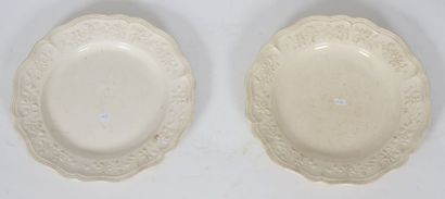Deux assiettes en faïence blanche à décor...