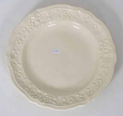 Plat rond en faïence fine blanche à décor...