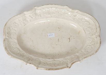 Plat ovale en faïence fine blanche en relief...