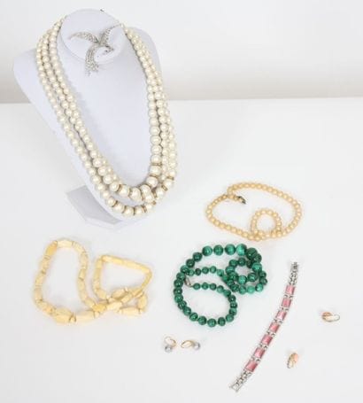 Un lot de bijoux fantaisie divers perles...
