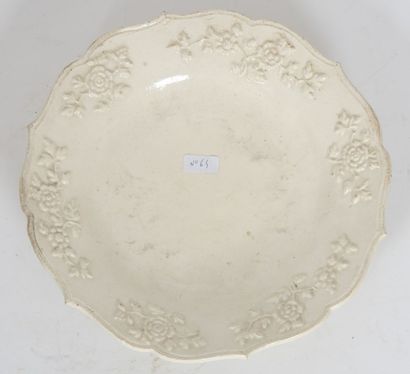 Assiette ronde en faïence fine blanche. Décor...