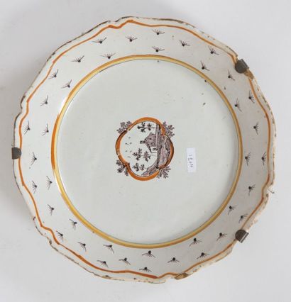 Assiette chantournée en faïence de grand...