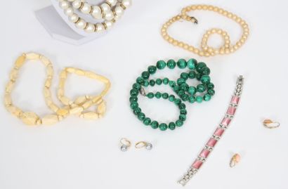 Un lot de bijoux fantaisie divers perles...